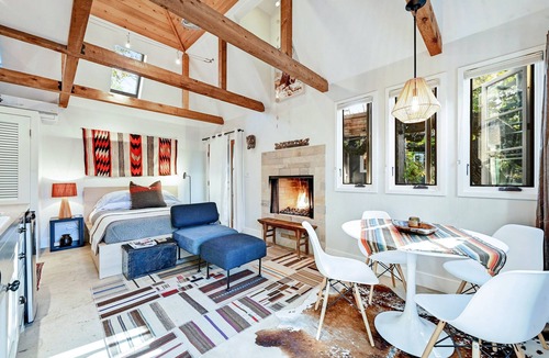 Travis Heights House | Luxury Guesthouse just two blocks from SoCo