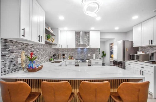 Clodine House | Luxury Home 4 Rooms ~ Pool Table & Poker~ King Bed