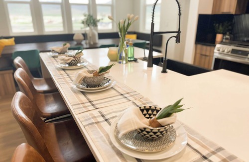 Lava Hot Springs House | Luxury Home! Hot Tub, SportCourt, Putting Green, & BunkRoom for kids!