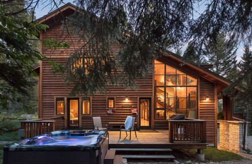 Teton Village House | Luxury Home - Private Hot Tub - Sleeps 16. Just one mile from Grand Teton NP.