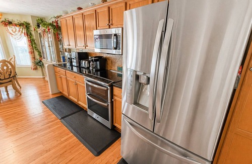 South View House | Luxury King Hot Tub Relaxation Amenities +