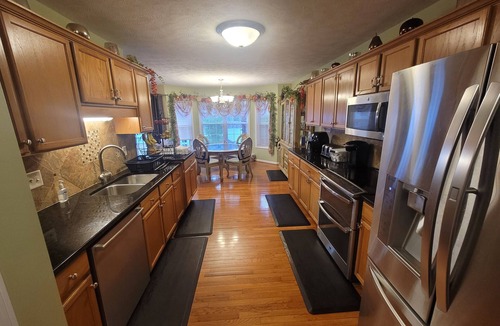 South View House | Luxury King Hot Tub Relaxation Amenities +