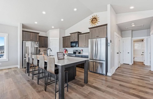 Sweetwater House | Luxury Lake Views | Sleeps 19 - Ideal Beach - Hot Tub - Foosball