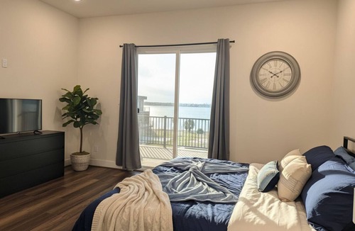 El Lago House | Luxury Lakeview Townhome 3BR/3BA Near NASA, Kemah & Seabrook