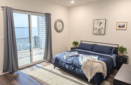 El Lago House | Luxury Lakeview Townhome 3BR/3BA Near NASA, Kemah & Seabrook