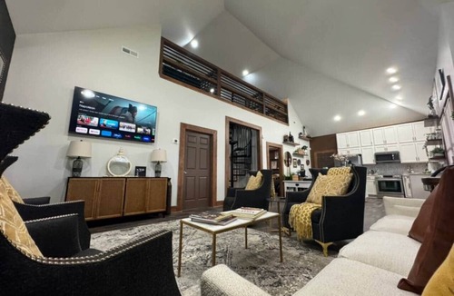 Greensboro House | Luxury Loft House Near Golf Course and Downtown!