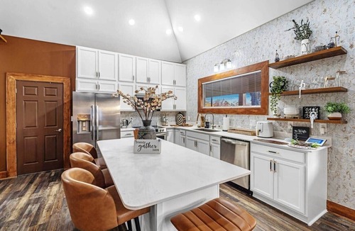 Greensboro House | Luxury Loft House Near Golf Course and Downtown!