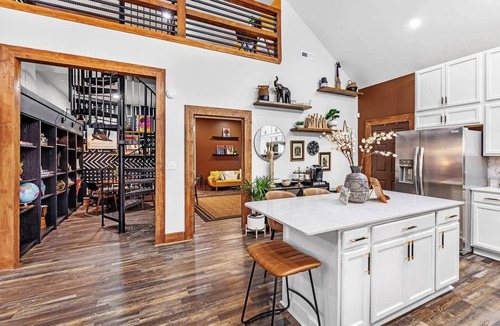Greensboro House | Luxury Loft House Near Golf Course and Downtown!