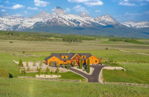 Tetonia House | Luxury Log Cabin Epic Views Hot Tub