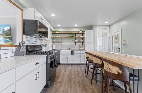 Plymouth House | Luxury Look in Plymouth I Walk to Downtown l Sleeps 8 I Hot Tub