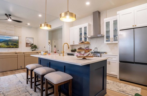 Arlington House | Luxury Mansion Walkable to AT&T Stadium + Hot Tub