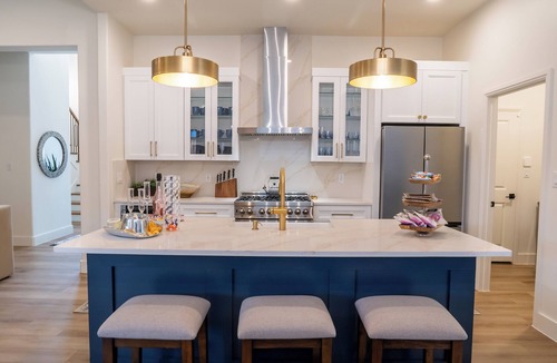 Arlington House | Luxury Mansion Walkable to AT&T Stadium + Hot Tub