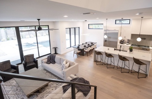 Galindo House | Luxury New Build, Private Pool and Spa, Sleeps 10 all King, 4 min to Dt