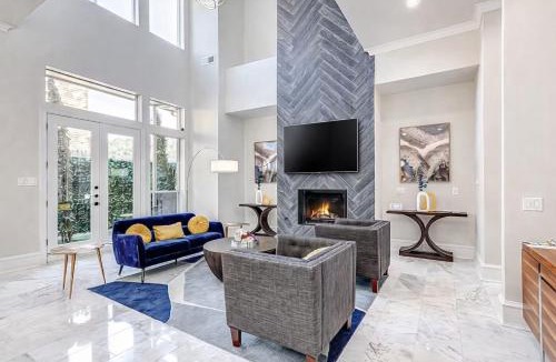Oak Lawn House | Luxury Oak Lawn Home | Game Room, Parking, Balcony