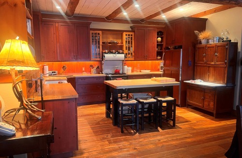 Porcupine Park Cabin | Luxury - Quintessential Montana Retreat - Ski and Fish! Sleeps 8, 3 beds 3 bath