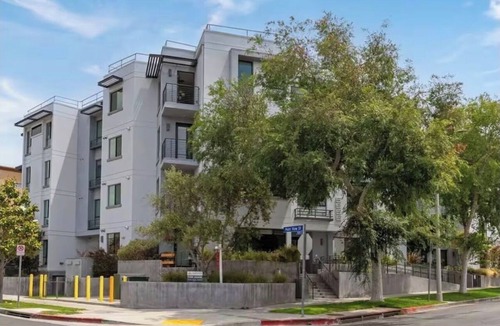 The Flats Apartment | Luxury Retreat Near Beverly Hills — EV Parking + King Bed