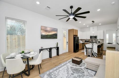 Foster Place House | Luxury Retreat - Near Houston NGR & MED Center