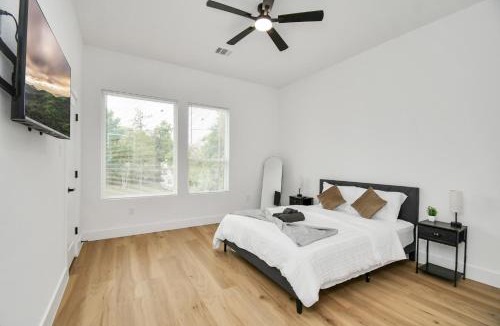 Foster Place House | Luxury Retreat - Near Houston NGR & MED Center