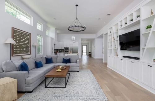 Galindo House | Luxury Retreat - Pool & Spa - South Austin Oasis