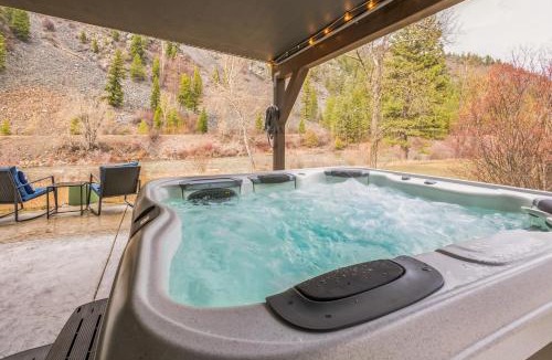 Missoula House | Luxury Riverfront Retreat on Montanas Iconic Blackfoot River with Hot Tub