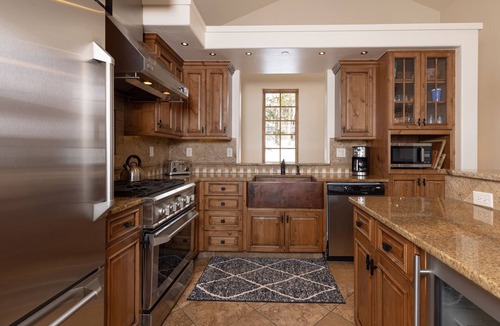 Big Sky Condo | Luxury Ski-in/Ski-out w/Private Hot Tub in Moonlight Basin - Alpine Meadows - The Eagles Nest