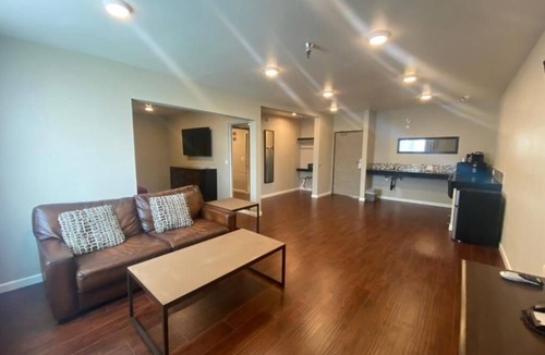 Torrance Hotel | Luxury Suite Near Beaches, Dining & Shopping in South Bay Area