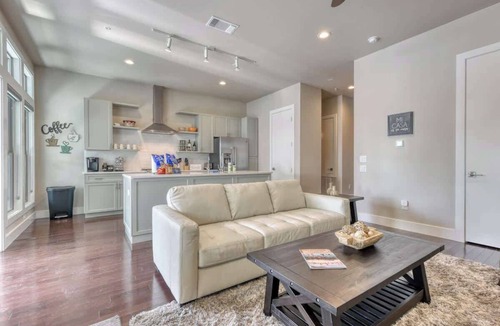 Southtown House | Luxury Townhome - King William/Southtown