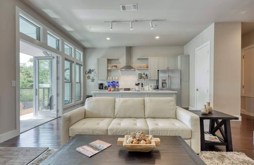 Southtown House | Luxury Townhome - King William/Southtown