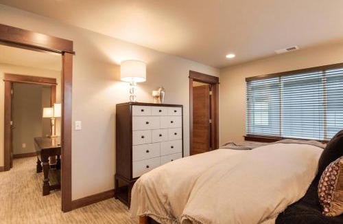Bozeman House | Luxury Townhome on the Park with Bridger Mtn Views