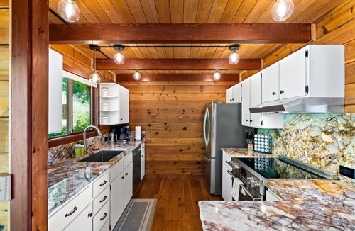 Bayview Cabin | Luxury Waterfront Cabin on Lake Pend Oreille with Game Room - Fully Remodeled!