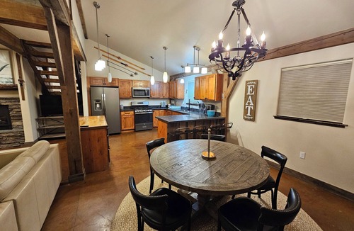 Ramshorn View Estates House | Luxury Winter Ski Vacation Retreat in Big Sky - Hot Tub