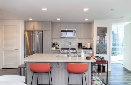 East Village Apartment | Luxury with Views! Across from Conv Center & PetCo! Heated Pool, Spa and Arcade!