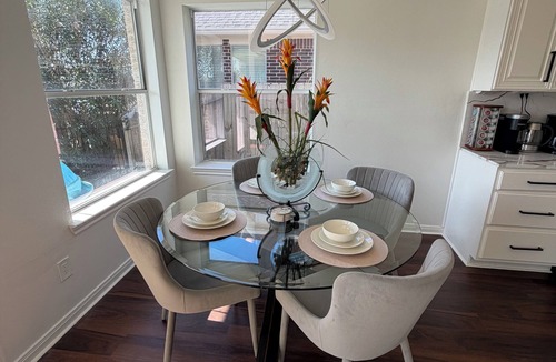 Sydney Harbour Villa | LuxuryLakefront: Sleeps 10+: Family, Corporate & Insurance OK: Kayak & Fishing