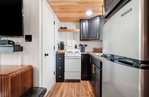 Park Hill House | M at the bungalow - Lake Access * Fire Pit * Hot Tub * Large Private Deck * Private Dog Park