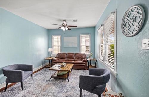 San Jacinto House | M Avenue Trio Whole Historic Triplex Sleeps 19 Walk to Galveston Beach