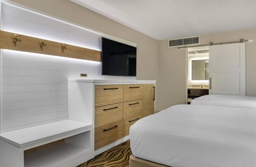 Lake Buena Vista Hotel | Magical Getaway: Minutes from Disney Parks, Family-Friendly Amenities