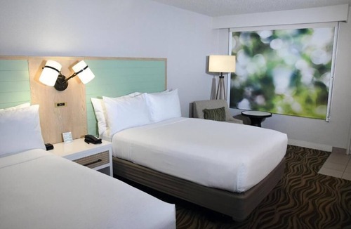 Lake Buena Vista Hotel | Magical Getaway: Minutes from Disney Parks, Family-Friendly Amenities