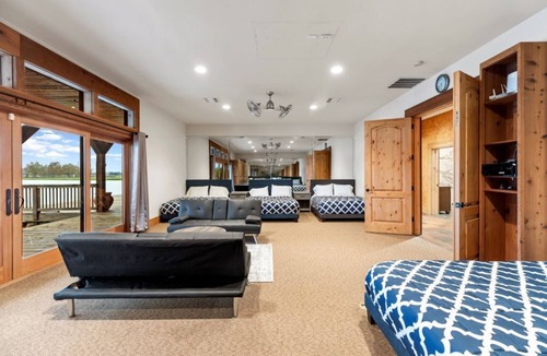 Elmaton Cabin | ★Main Lodge ★Delightfully Retreat Texas Ranch, lake, sleep 28-32★