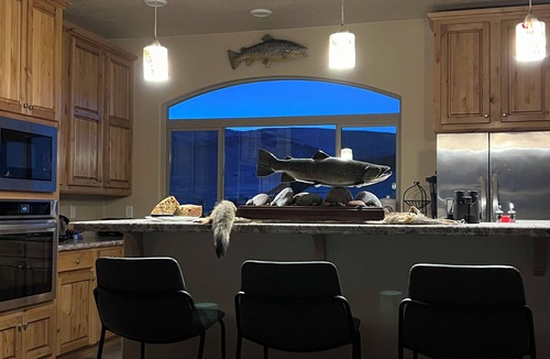 Shining Mountains House | Majestic Mountain View Home