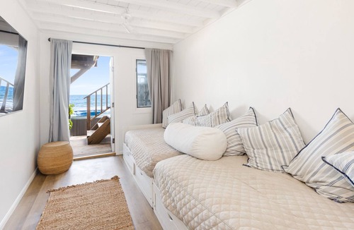 Los Angeles County House | Malibu beach house, on the sand, designer-decorated
