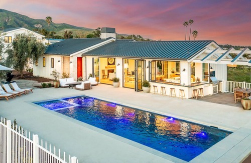 Western Malibu House | Malibu, California sits between the wonder of the Pacific Ocean and the Santa Monica Mountains