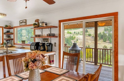Jardine House | 'Mammoth Overlook of Yellowstone' Mountain Views! Near North Entrance!