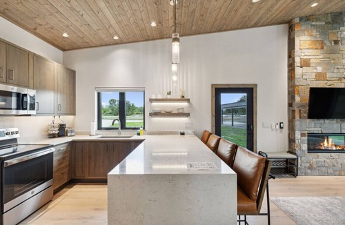 Grantsdale Apartment | Mara Luxury Cabin- Maple