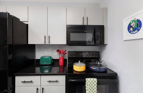 Royal Oak Apartment | Mariocore Downtown Royal Oak Apartment - 2 Bedroom