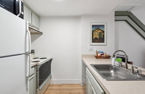 Piedmont Avenue Condo | Marvelous 1-bedroom condo steps to Piedmont Ave. perfect for your stay
