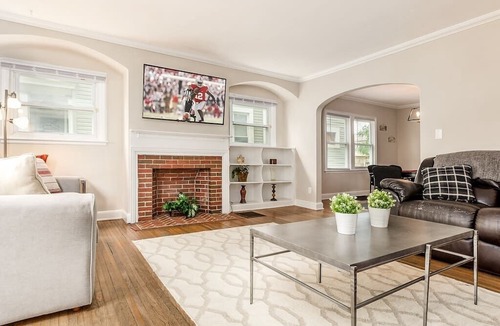 University District House | Massive Updated 6BR Near Everything Sleeps 20!
