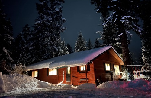 McCall Cabin | McCall ski cabin with vintage vibes and modern amenities, pet friendly 🌲