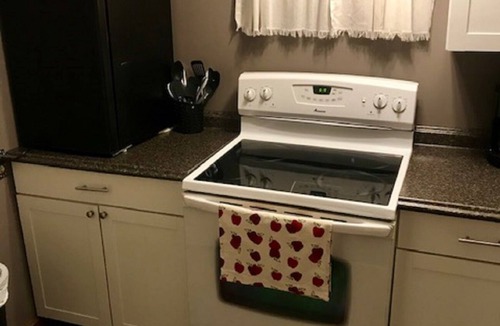 Glouster House | McDonald Inn 15 Min from Ohio University, 25 min to Hocking Hills, Hot Tub