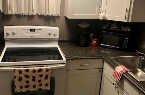 Glouster House | McDonald Inn 15 Min from Ohio University, 25 min to Hocking Hills, Hot Tub