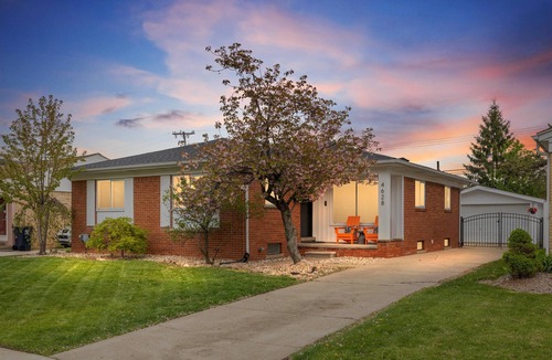 Royal Oak House | MCM Ranch | 4 Queens No Bunks | Royal Oak Reunions
